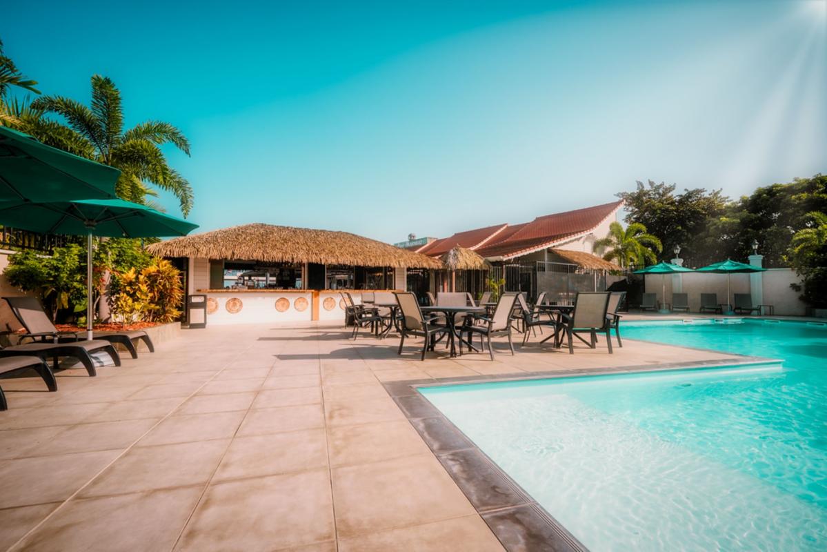 Hotel pied dans l'eau martinique BAMBOU  - bar 2 vue piscine